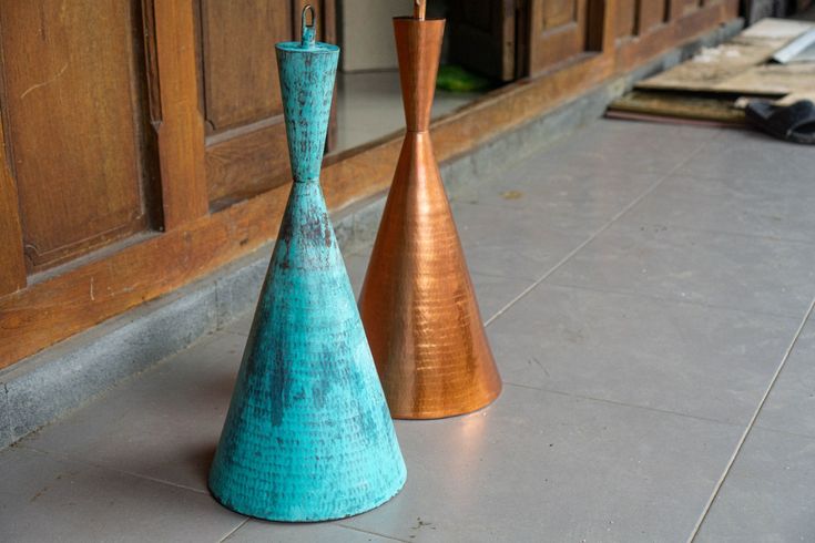 lampu gantung tembaga oksidasi minimalis di ruang tamu modern