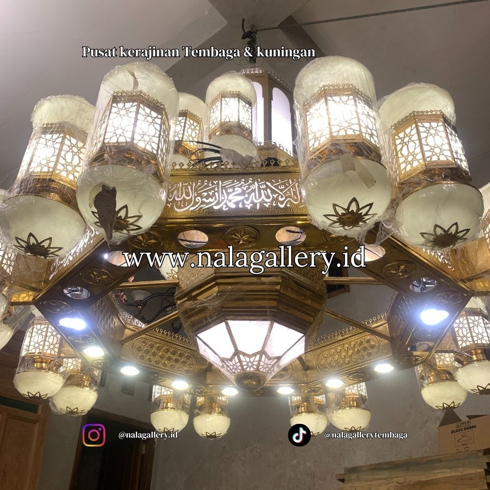 lampu tembaga custom desain kaligrafi untuk interior masjid